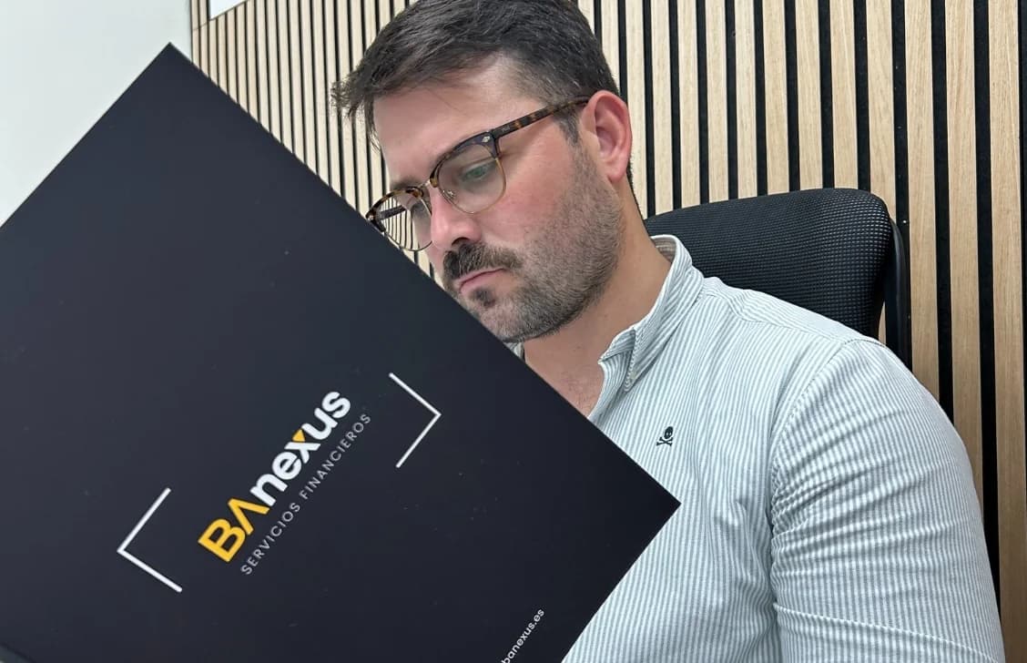 Un miembro del equipo de BAnexus revisando un expediente en la oficina